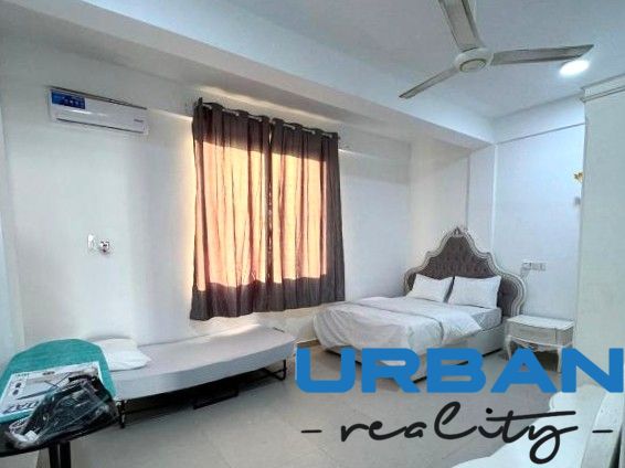 2-IZBOVÝ CONDO APARTMÁN PRI PLÁŽI, MBWENI, ZANZIBAR - Izba s posteľou, stolíkom a sedačkou v 2-izbovom byte.