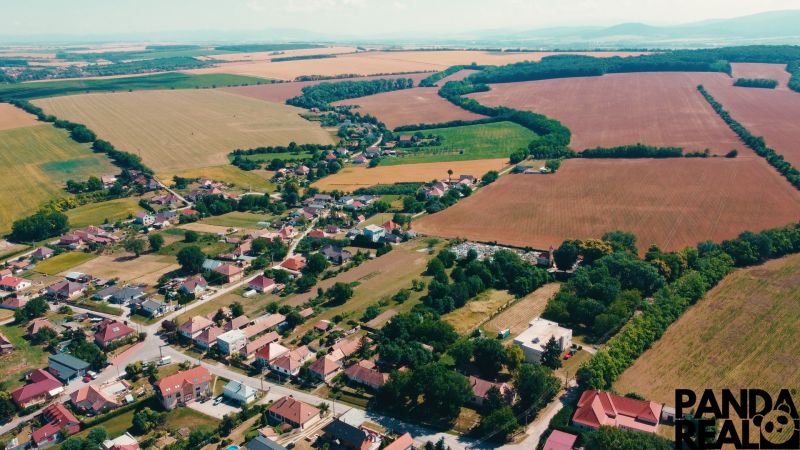 INVESTIČNÁ PRÍLEŽITOSŤ- pozemok 3 200 m² s rodinným domom, Čermany - Letecký pohľad na Pozemky - bývanie v Čermanoch obklopené rozľahlými poľami a zeleňou.