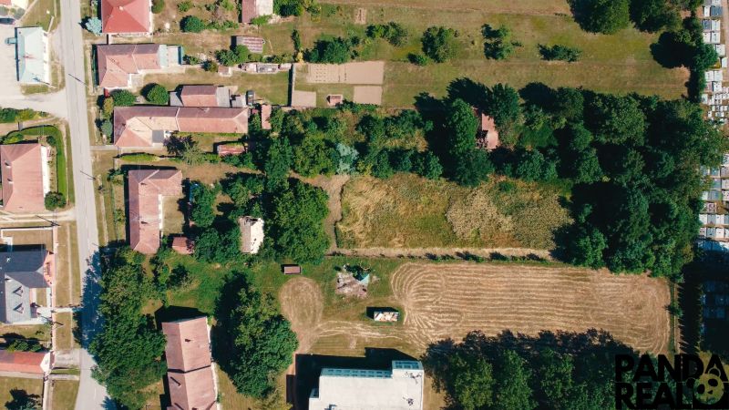 INVESTIČNÁ PRÍLEŽITOSŤ- pozemok 3 200 m² s rodinným domom, Čermany - Letecký pohľad na Pozemky - bývanie v Čermanoch, obkolesené zeleňou a cestnou infraštruktúrou.