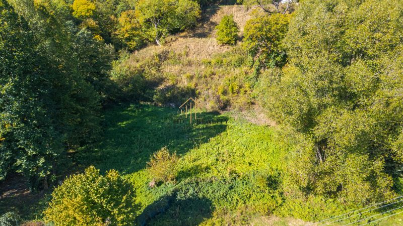 Predaj, rekreačné pozemky Štiavnické Bane - Rekreačné pozemky v Štiavnických Baniach obklopené hustou vegetáciou a stromami.