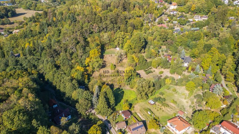 Predaj, rekreačné pozemky Štiavnické Bane - Letecký pohľad na Rekreačné pozemky v Štiavnických Baniach obklopené lesom a prírodou.