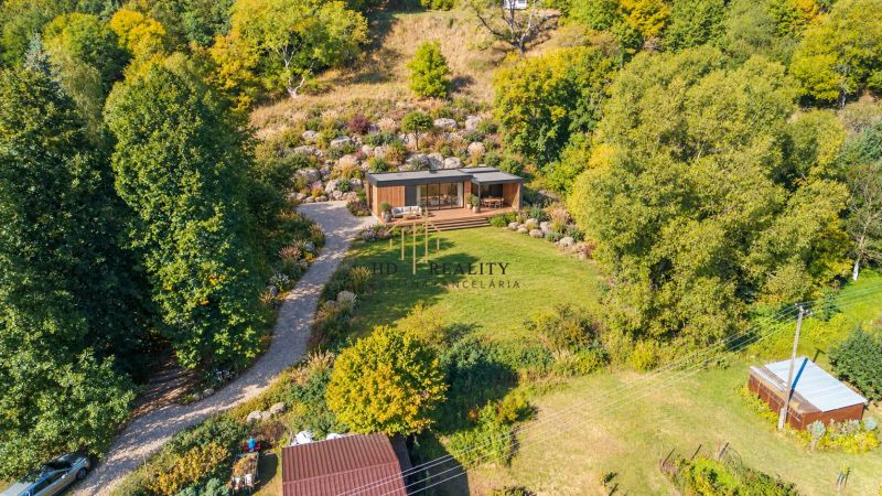 Predaj, rekreačné pozemky Štiavnické Bane - Rekreačné pozemky v Štiavnických Baniach s modernou drevenou stavbou a krásnou prírodou.