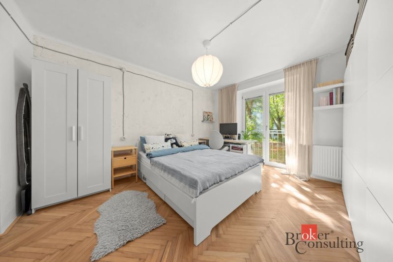 Exkluzívne 2 izbový byt po rekonštrukcii, Hubeného, Krasňany, Rača, Br - Spálňa s posteľou, nábytkom a podlahou s dreveným dekorom v 2-izbovom byte.