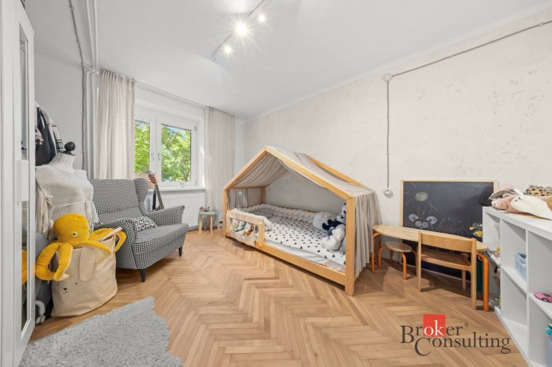 Exkluzívne 2 izbový byt po rekonštrukcii, Hubeného, Krasňany, Rača, Br - Detská izba s podlahou s dreveným dekorom, posteľou v tvare domčeka a kreslom.
