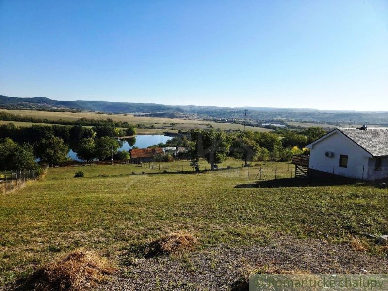 3106m2 stavebný pozemok nad priehradou v Krupine - Krásny výhľad zo záhrad v Krupine na jazero a kopce v diaľke.