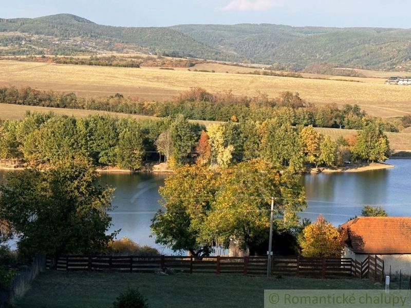 3106m2 stavebný pozemok nad priehradou v Krupine - Jazero obklopené jesennými stromami a kopcami v záhradách v Krupine.