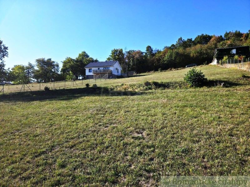 3106m2 stavebný pozemok nad priehradou v Krupine - Domček na mierne svahovitej lúke v Záhradách pri Krupine.