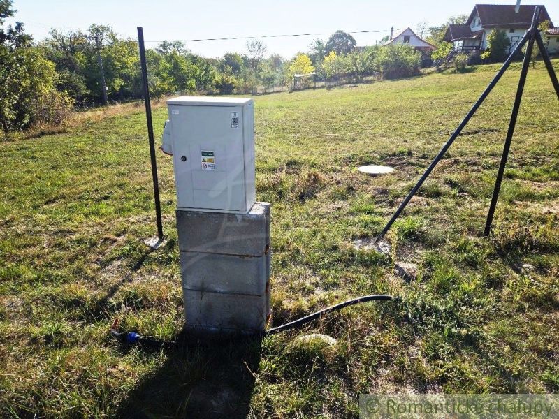 3106m2 stavebný pozemok nad priehradou v Krupine - Elektrická skriňa v Záhradách v Krupine na zelenej lúke.