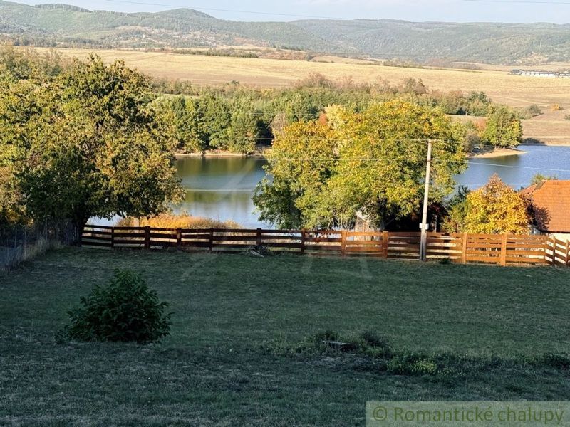 3106m2 stavebný pozemok nad priehradou v Krupine - Slnečná scenéria v Záhradách Krupiny, s výhľadom na jazero a kopce.
