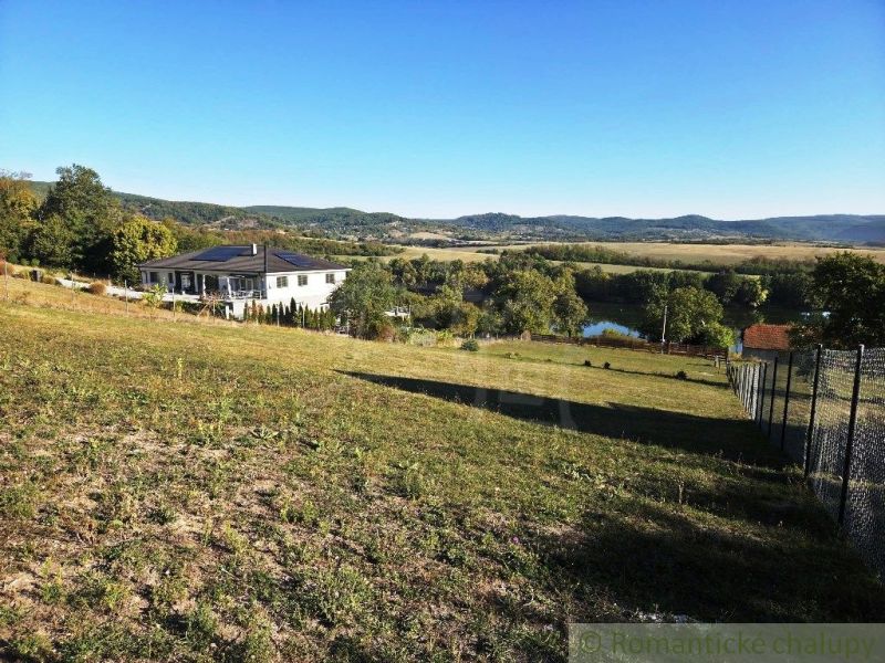 3106m2 stavebný pozemok nad priehradou v Krupine - Dom obklopený prírodou a rozsiahlou záhradou, výhľad na údolie v oblasti Krupiny.