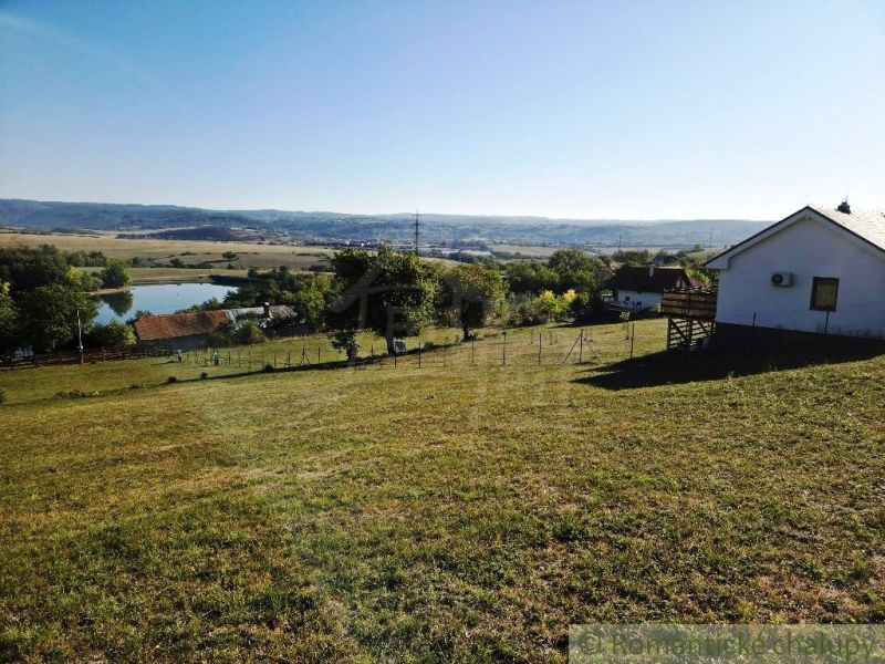 3106m2 stavebný pozemok nad priehradou v Krupine - Záhrady v Krupine s výhľadom na jazero a dom.