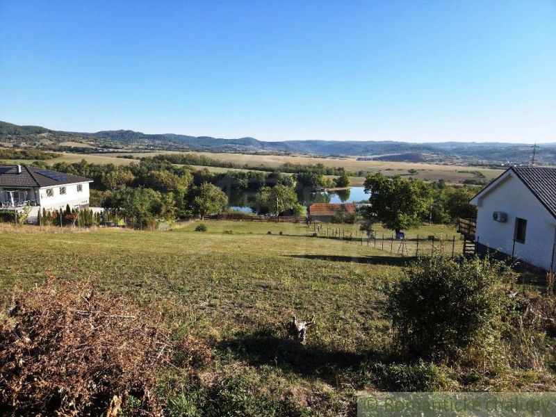 3106m2 stavebný pozemok nad priehradou v Krupine - Výhľad na jazero obklopené domami a kopcami v záhradách Krupiny.