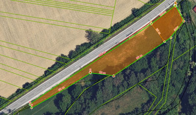 STAVEBNÝ POZEMOK 2 208 m² PRI HLAVNEJ CESTE – MODROVKA, okr. N.Mesto/V - Letecký pohľad na komerčné pozemky pri ceste v Modrovke s rozmermi pozemku.