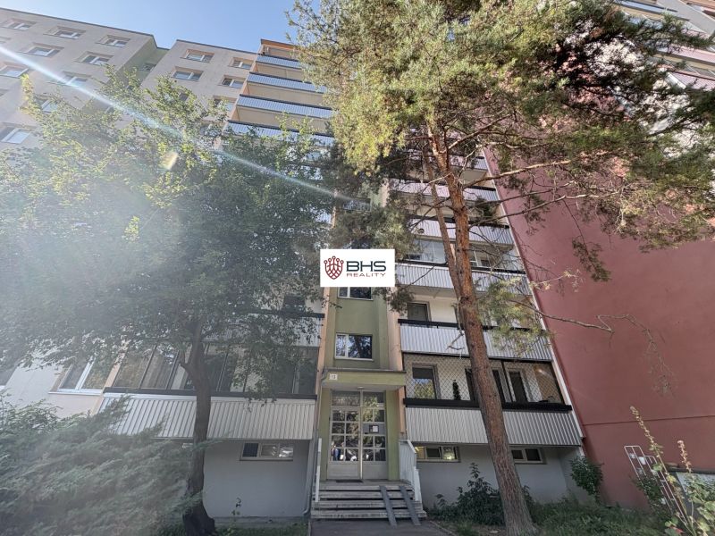 Predaj: 1i-byt v Dúbravke s veľkým balkónom (32m2+6m2), ul.L.Zubka