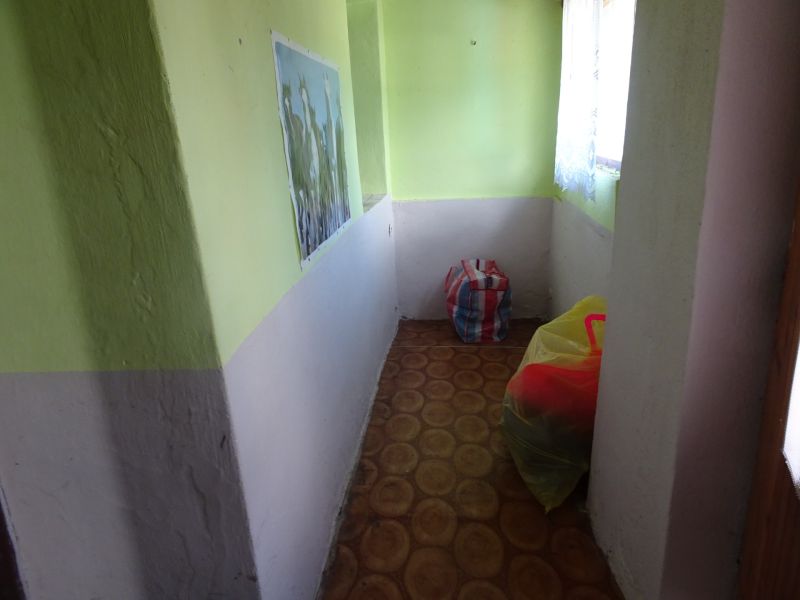 Na predaj rodinný dom Diviaky nad Nitricou - Chodba v rodinnom dome s farebnými stenami a batožinou na podlahe.