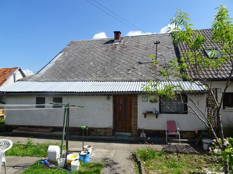 Na predaj rodinný dom Diviaky nad Nitricou - Rodinný dom v Diviakoch nad Nitricou na ulici Diviaky nad Nitricou, záhrada, jednoduchá fasáda.