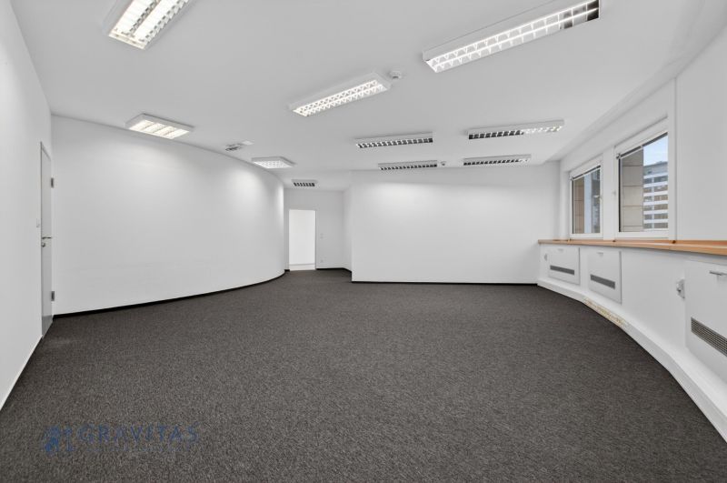Kancelárie od 20m2 na PRENÁJOM | TOP biznis lokalita - Priestranné kancelárie s kobercovou podlahou, bielymi stenami a stropným osvetlením.