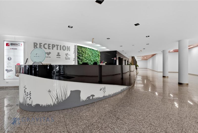 Kancelárie od 20m2 na PRENÁJOM | TOP biznis lokalita - Recepcia v kanceláriách s vertikálnou záhradou, lesklými podlahami a bielymi stenami.