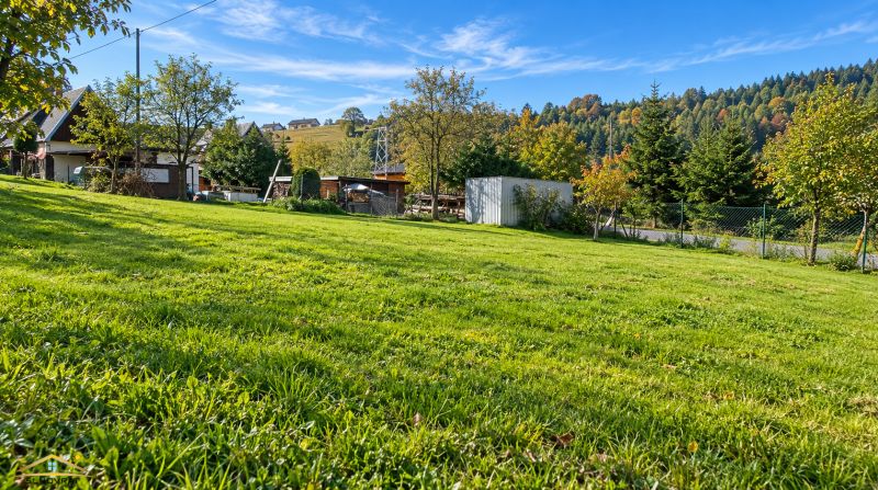 OŠČADNICA | Slnečný pozemok pre rodinný dom cca 800 m² | vlastný vrt |