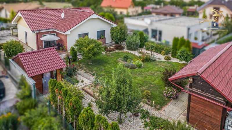 Moderný 3-izbový bungalov s garážou, dielňou a krásnou záhradou – Hôrk