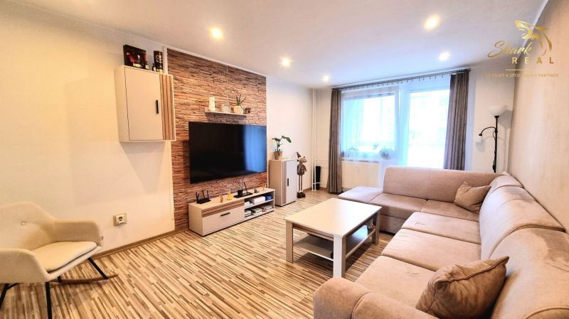 3 IZBOVÝ BYT PO REKONŠTRUKCII S PRESKLENÝM BALKÓNOM, HODVÁBNA ULICA TR