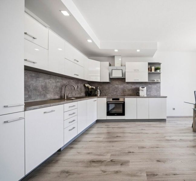 VEĽKÝ 3-IZBOVÝ BYT S VÝMEROU 103 M² V PROJEKTE SLNEČNICE – VILADOMY