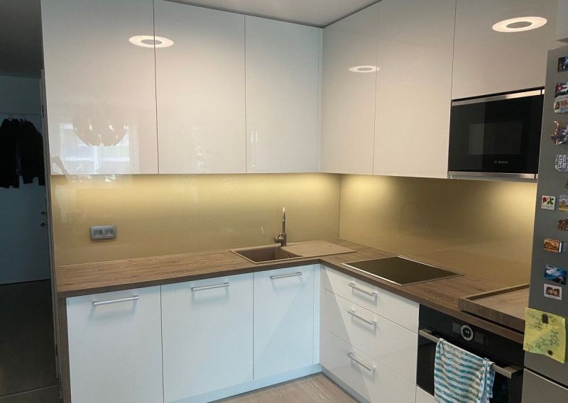 Moderne zariadený 2-izbový byt s balkónom a parkovaním