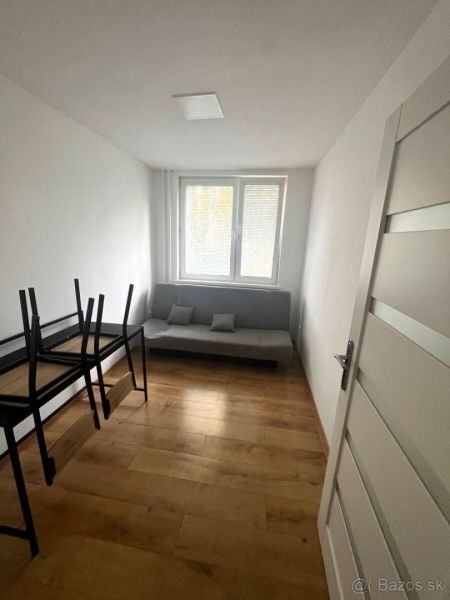 2 - izb. byt na prenájom v Humennom – kompletne zariadený, 550 € vráta