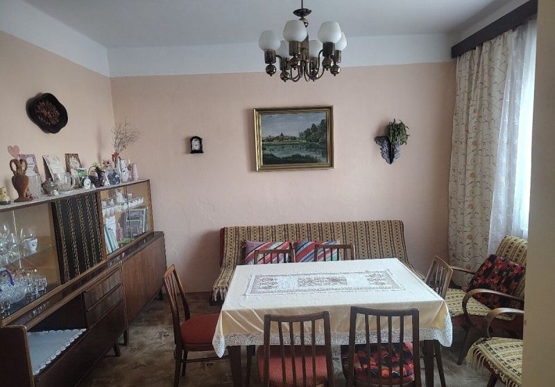 Dvojpodlažný dom na predaj, v obci pár minút autom od Žiliny