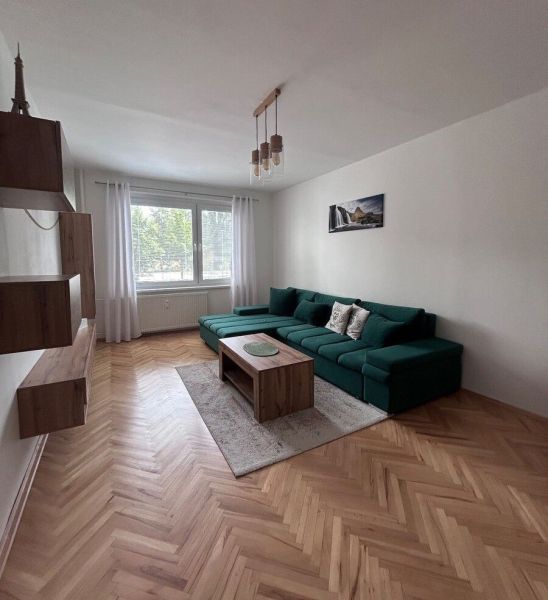 Na prenájom veľmi vkusne a moderne zariadený 3-izbový byt.