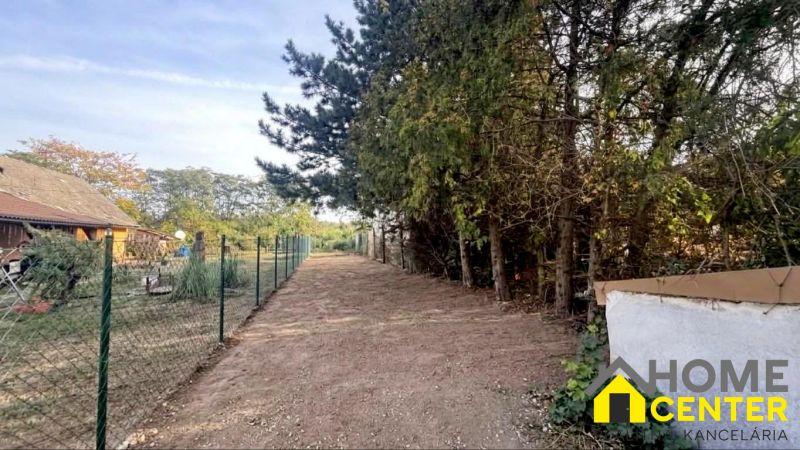 NA PREDAJ STAVEBNÝ POZEMOK V CENTRE DULOVIEC – 1602 m²