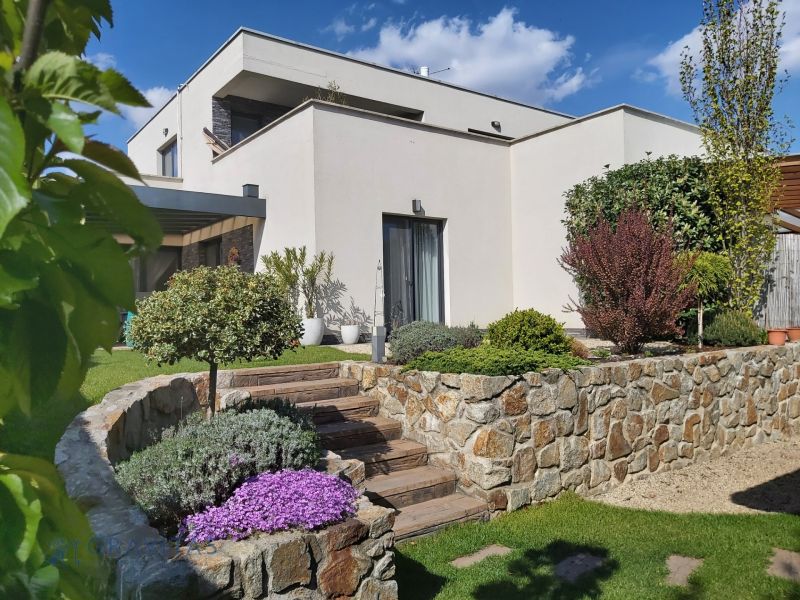 Zariadený 3 izb.byt, 229 m2 záhrada, 2 parkovacie miesta