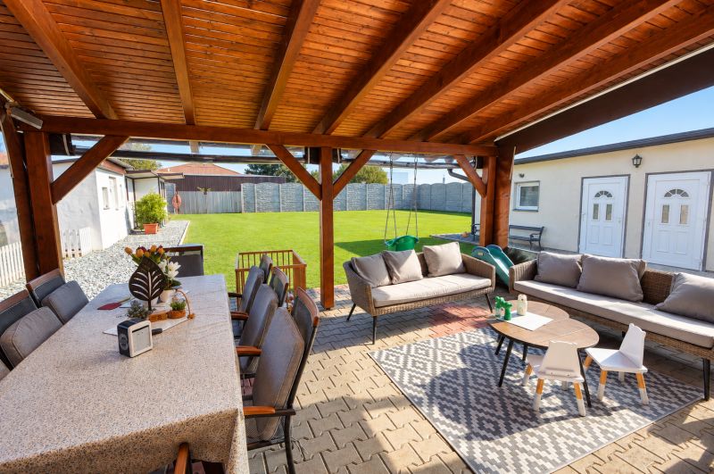Predaj 3i rodinný dom, dvojgaráž, 1 061 m2 pozemok, Mosonszolnok