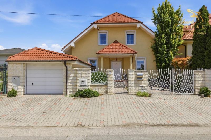 DOHODA MOŽNÁ Na predaj krásny 4- izbový rodinný dom s bazénom a krbom
