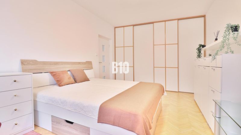 PRENÁJOM: 2-izbový byt (58 m²) v centre s balkónom a kompletnou infraš
