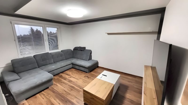 Zrekonštruovaný 2-izbový byt s balkónom, 2 pivnicami, SNV