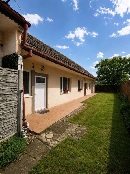 Rodinný dom s vidieckym šarmom v centre obce Láb