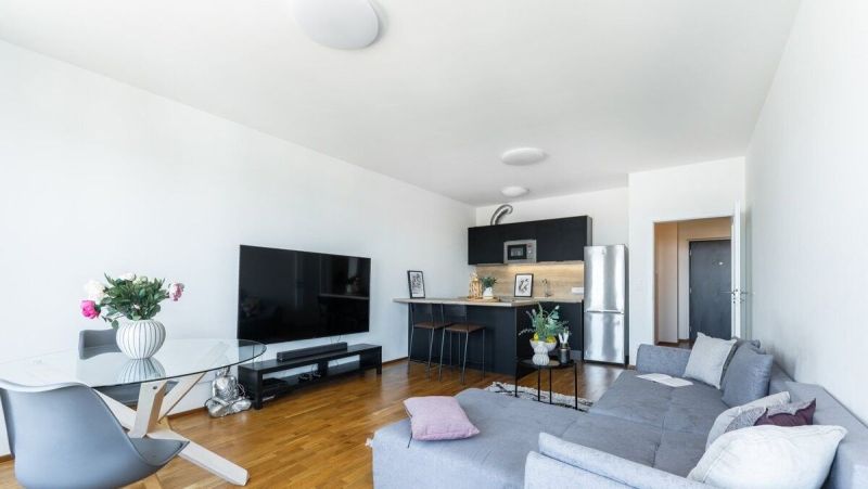 MODERNÝ 2-IZBOVÝ BYT s balkónom A MOŽNOSŤOU PARKOVANIA.