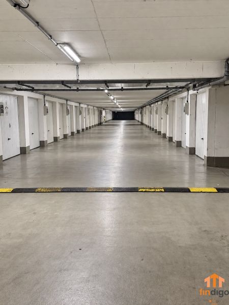 PRENÁJOM - 3-izbový zariadený byt s balkónom a garážou - Šustekova - Podzemné garáže na Šustekovej ulici v Bratislave - Petržalke s množstvom parkovacích boxov.