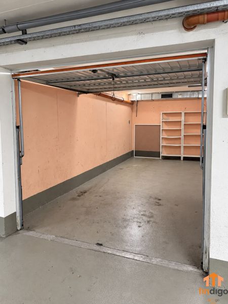 PRENÁJOM - 3-izbový zariadený byt s balkónom a garážou - Šustekova - Otvorená garáž s betónovou podlahou a regálom na Šustekovej, Bratislava - Petržalka.