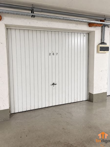 PRENÁJOM - 3-izbový zariadený byt s balkónom a garážou - Šustekova - Garážové dvere s číslom 267 na Šustekovej ulici v Bratislave, Petržalke.