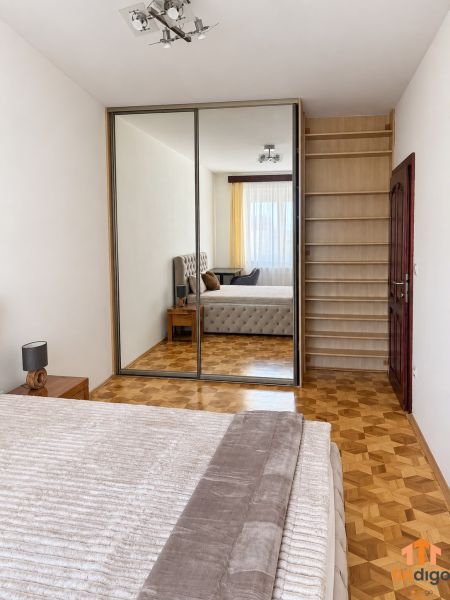 PRENÁJOM - 3-izbový zariadený byt s balkónom a garážou - Šustekova - Spálňa v 3-izbovom byte s manželskou posteľou a zrkadlovou vstavanou skriňou.