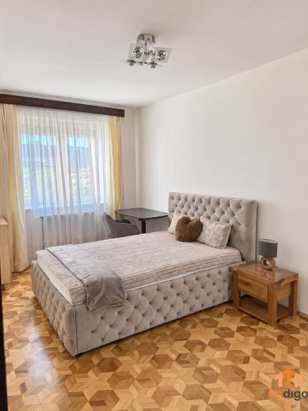 PRENÁJOM - 3-izbový zariadený byt s balkónom a garážou - Šustekova - Spálňa v 3-izbovom byte s posteľou a podlahou s dreveným dekorom.