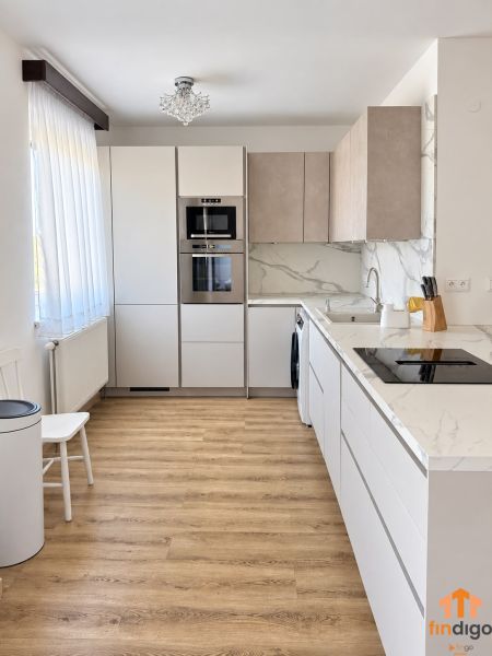 PRENÁJOM - 3-izbový zariadený byt s balkónom a garážou - Šustekova - Kuchyňa v 3-izbovom byte s podlahou s dreveným dekorom a moderným vybavením.