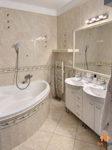 PRENÁJOM - 3-izbový zariadený byt s balkónom a garážou - Šustekova - Kúpeľňa v 3-izbovom byte s rohovou vaňou, dvoma umývadlami a svetlými obkladmi.