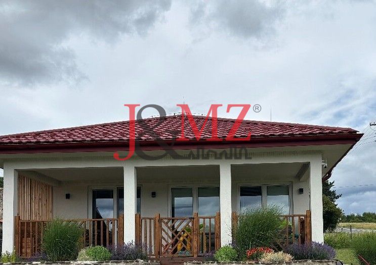4 izbová NOVOSTAVBA s terasou a pozemkom 1.200 m2 v blízkosti Levíc