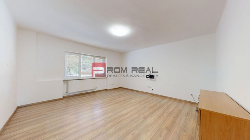 6i DVOJGENERAČNÝ DOM PO REKONŠTRUKCII S VEĽKÝM POZEMKOM A SMARTHOME –  - Izba v rodinnom dome s veľkým oknom a podlahou s dreveným dekorom.