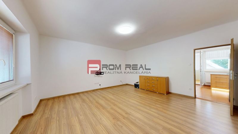6i DVOJGENERAČNÝ DOM PO REKONŠTRUKCII S VEĽKÝM POZEMKOM A SMARTHOME –  - Priestranná izba v Rodinnom dome s podlahou s dreveným dekorom a nábytkom.