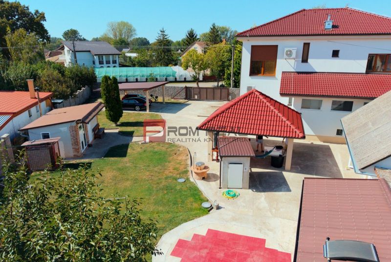 6i DVOJGENERAČNÝ DOM PO REKONŠTRUKCII S VEĽKÝM POZEMKOM A SMARTHOME –  - Rodinný dom v Ňáradi s upraveným dvorom, altánkom a garážou na priestrannom pozemku.