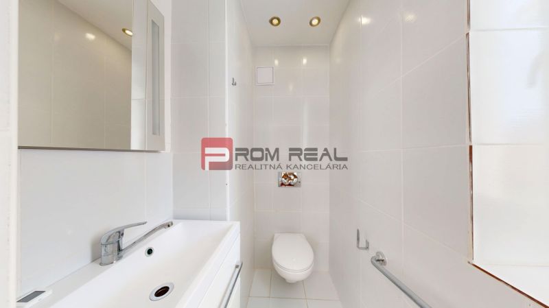 6i DVOJGENERAČNÝ DOM PO REKONŠTRUKCII S VEĽKÝM POZEMKOM A SMARTHOME –  - Kúpeľňa v rodinnom dome s bielym umývadlom a závesným WC.